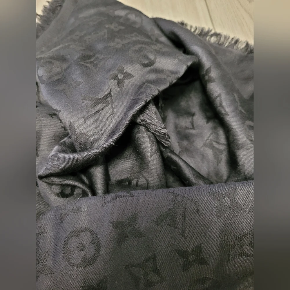 Louis Vuitton oversized shawl/ scarf - Picture 4 of 7